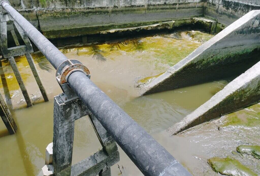 high angle view outdoor pipeline with pipe supports 1831 1297 estação de tratamento de esgoto